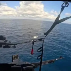 ΗΠΑ: Ελεύθερος σκοπευτής της Ακτοφυλακής εξουδετερώνει ταχύπλοο με κοκαΐνη στον Ειρηνικό – Εντυπωσιακό βίντεο από την επιχείρηση