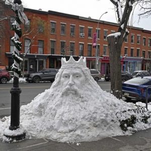 Νέα Υόρκη: Τεράστιο γλυπτό προσελκύει κόσμο στο Μπρούκλιν – Ο «Βασιλιάς του Χιονιού» είναι το νέο αξιοθέατο… μέχρι να λιώσει