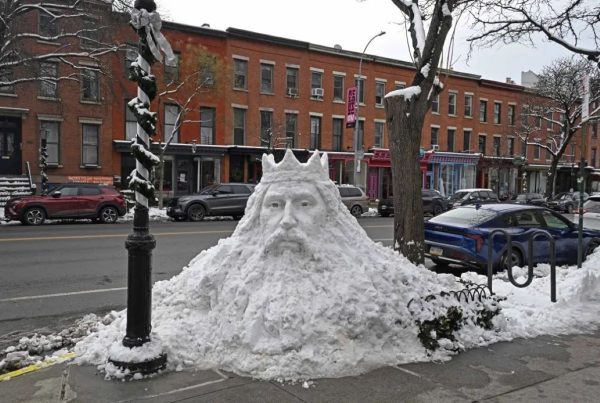 Νέα Υόρκη: Τεράστιο γλυπτό προσελκύει κόσμο στο Μπρούκλιν – Ο «Βασιλιάς του Χιονιού» είναι το νέο αξιοθέατο… μέχρι να λιώσει