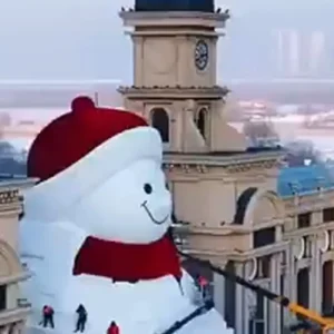 Ο χιονάνθρωπος «γίγαντας» της Κίνας με ύψος 19 μέτρα – Εντυπωσιάζει ο τρόπος κατασκευής του