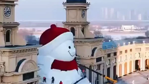 Ο χιονάνθρωπος «γίγαντας» της Κίνας με ύψος 19 μέτρα – Εντυπωσιάζει ο τρόπος κατασκευής του