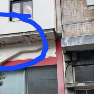 Κομμάτια από σοβάδες κρέμονται σε κεντρικό δρόμο της Λαμίας