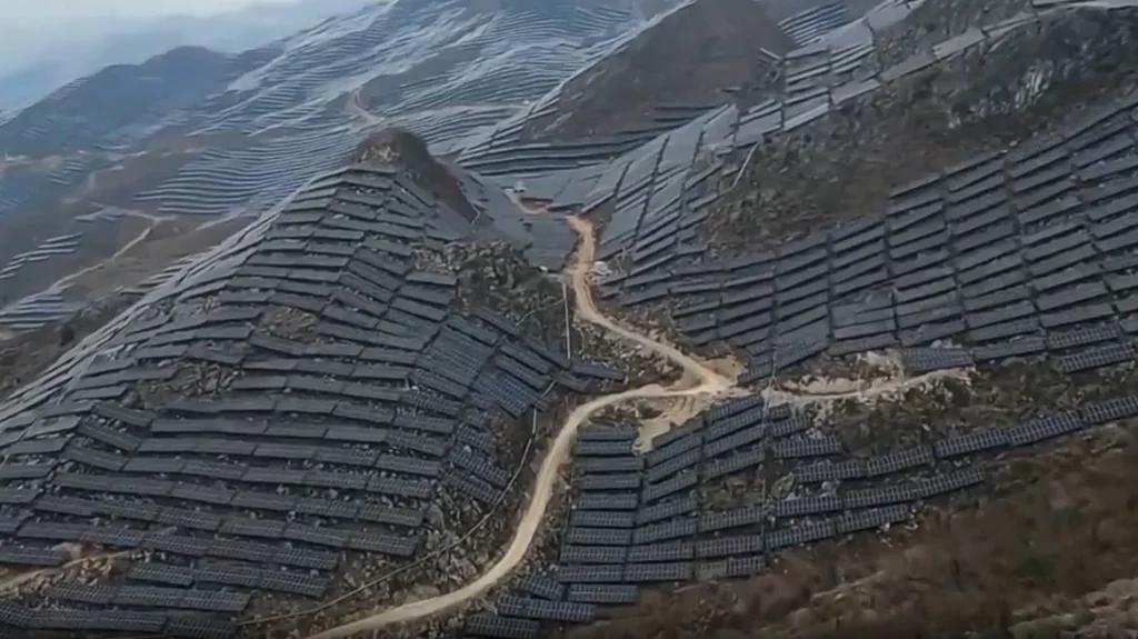 Απίστευτες εικόνες στην Κίνα - "Έντυσαν" ολόκληρα βουνά με φωτοβολταϊκά (ΒΙΝΤΕΟ)