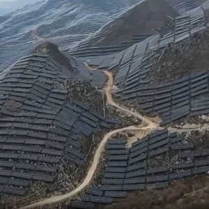 Απίστευτες εικόνες στην Κίνα - "Έντυσαν" ολόκληρα βουνά με φωτοβολταϊκά (ΒΙΝΤΕΟ)