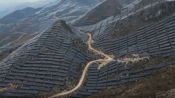 Απίστευτες εικόνες στην Κίνα - "Έντυσαν" ολόκληρα βουνά με φωτοβολταϊκά (ΒΙΝΤΕΟ)