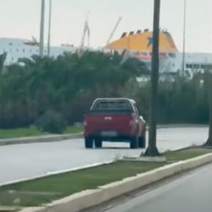 Πανικό προκάλεσε οδηγός αγροτικού στη Σούδα που κινούνταν στο αντίθετο ρεύμα - Δείτε βίντεο