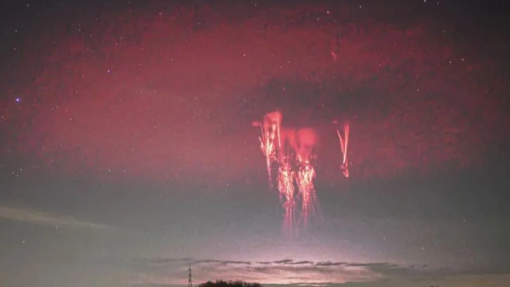 Η φωτογραφία της χρονιάς: Απαθανατίστηκαν ταυτόχρονα δύο σπάνια ατμοσφαιρικά φαινόμενα