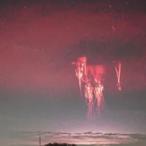 Η φωτογραφία της χρονιάς: Απαθανατίστηκαν ταυτόχρονα δύο σπάνια ατμοσφαιρικά φαινόμενα