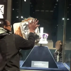 Λονδίνο: Ακτιβιστές έριξαν κρέμα και μηλόπιτα στο Αυτοκρατορικό Στέμμα του Κράτους – Συνελήφθησαν 4 άτομα