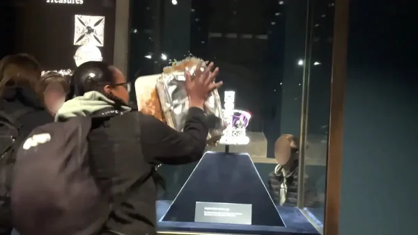 Λονδίνο: Ακτιβιστές έριξαν κρέμα και μηλόπιτα στο Αυτοκρατορικό Στέμμα του Κράτους – Συνελήφθησαν 4 άτομα