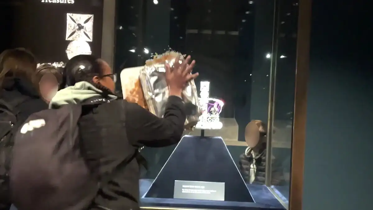 Λονδίνο: Ακτιβιστές έριξαν κρέμα και μηλόπιτα στο Αυτοκρατορικό Στέμμα του Κράτους – Συνελήφθησαν 4 άτομα