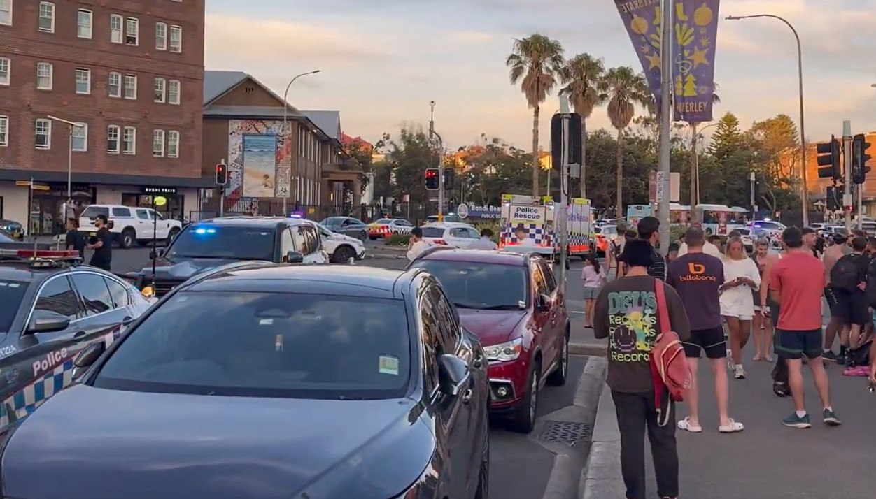Αυστραλία: Τρομοκρατική επίθεση με πυροβολισμούς σε διάσημη παραλία του Σίδνεϊ – Πληροφορίες για πολλά θύματα