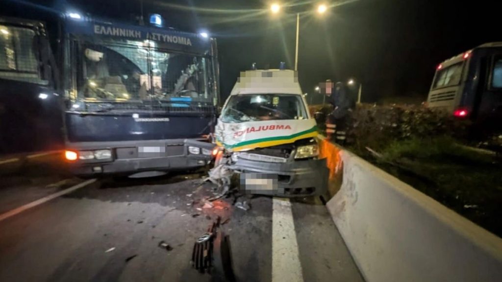 Ασθενοφόρο «καρφώθηκε» πάνω σε κλούβα της αστυνομίας στα μπλόκα - ΒΙΝΤΕΟ