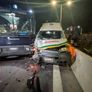 Ασθενοφόρο «καρφώθηκε» πάνω σε κλούβα της αστυνομίας στα μπλόκα - ΒΙΝΤΕΟ