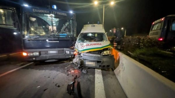 Ασθενοφόρο «καρφώθηκε» πάνω σε κλούβα της αστυνομίας στα μπλόκα - ΒΙΝΤΕΟ