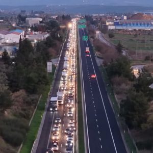 Ταλαιπωρία δίχως τέλος για τους εκδρομείς των Χριστουγέννων - Οι εκτροπές και οι ουρές χιλιομέτρων