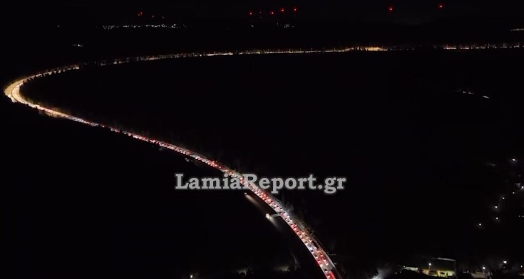 Νέο ΒΙΝΤΕΟ: Χαμός στην εθνική οδό και τους παραδρόμους - Ουρές χιλιομέτρων με μποτιλιαρισμένα αυτοκίνητα - Εικόνες από drone