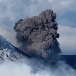 Ιταλία: «Ξύπνησε» η Αίτνα – Εκτοξεύει τέφρα και καπνό – Δείτε βίντεο