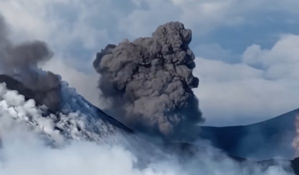 Ιταλία: «Ξύπνησε» η Αίτνα – Εκτοξεύει τέφρα και καπνό – Δείτε βίντεο