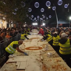 Παγκόσμιο ρεκόρ Βασιλόπιτας στον μεγαλύτερο εμπορικό πεζόδρομο της Ελλάδας - ΒΙΝΤΕΟ