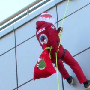 Έκπληξη για τα παιδιά της Παιδιατρικής Κλινικής Bόλου: Ο Αϊ-Βασίλης κατέβηκε εξ ουρανού!