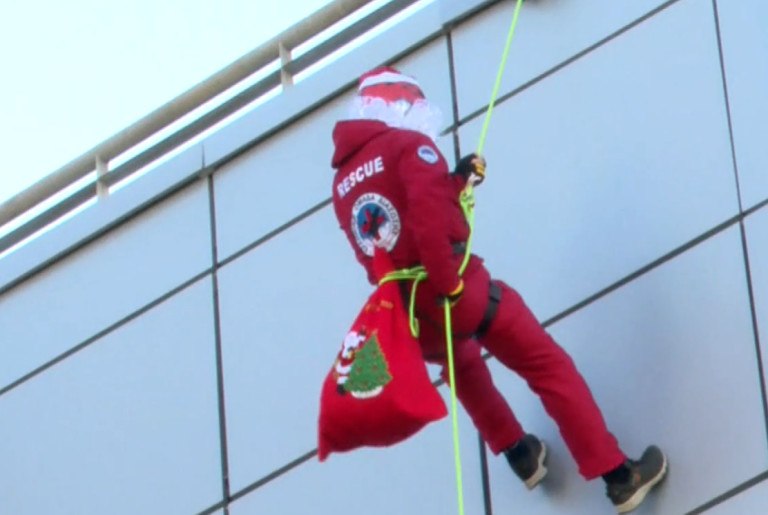 Έκπληξη για τα παιδιά της Παιδιατρικής Κλινικής Bόλου: Ο Αϊ-Βασίλης κατέβηκε εξ ουρανού!