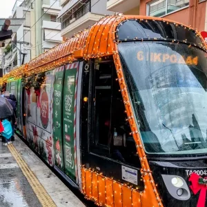 Το πιο χριστουγεννιάτικο τραμ είναι γεγονός και βρίσκεται στην Αθήνα – Στολισμένο με λαμπάκια και γιρλάντες εκτελεί τα δρομολόγιά του
