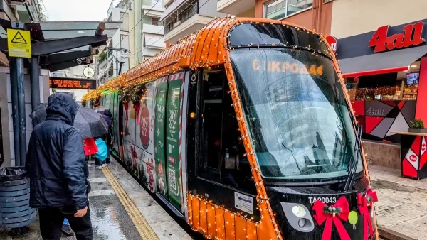 Το πιο χριστουγεννιάτικο τραμ είναι γεγονός και βρίσκεται στην Αθήνα – Στολισμένο με λαμπάκια και γιρλάντες εκτελεί τα δρομολόγιά του