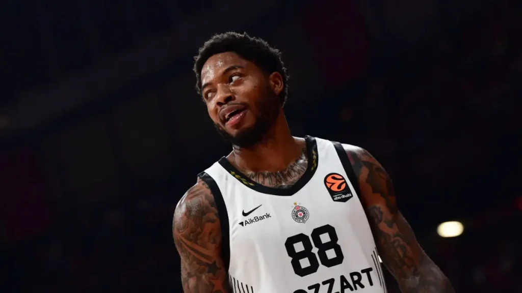 Ο Ολυμπιακός εξετάζει την περίπτωση του Τζόουνς που αποχωρεί από την Παρτιζάν