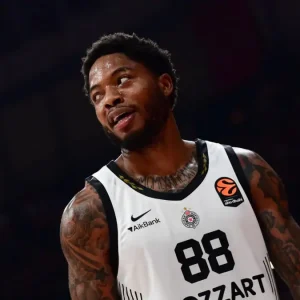 Ο Ολυμπιακός εξετάζει την περίπτωση του Τζόουνς που αποχωρεί από την Παρτιζάν