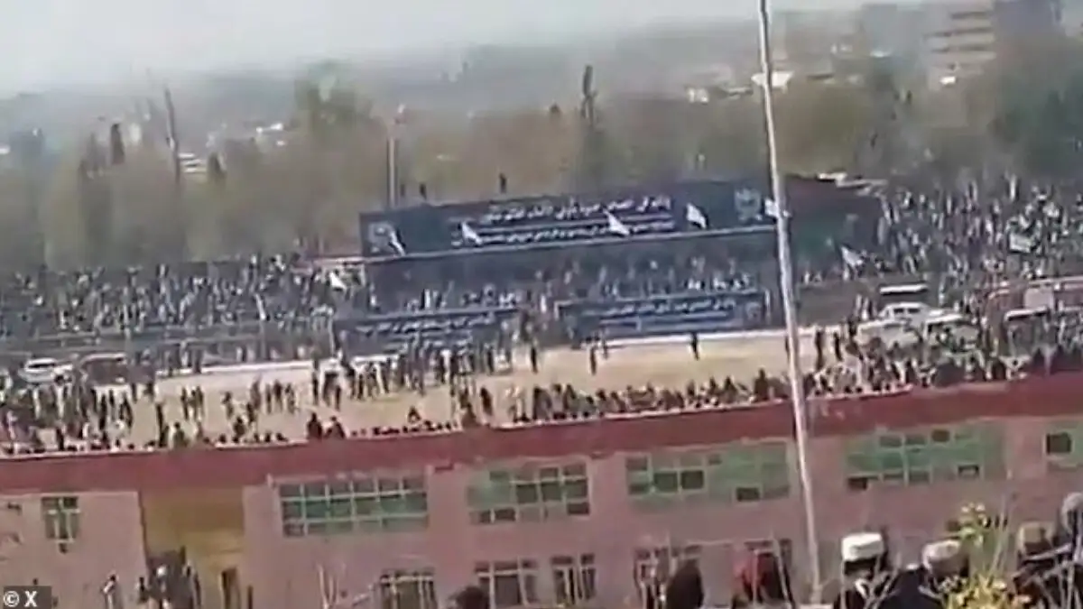 Αφγανιστάν: Αγόρι 13 ετών εκτελεί τον δολοφόνο της οικογένειάς του μπροστά σε 80.000 θεατές – Ο ΟΗΕ καταγγέλει επιστροφή στις πιο σκοτεινές ημέρες των Ταλιμπάν