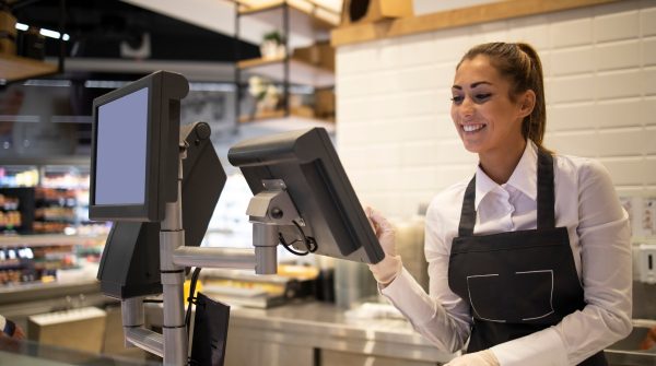 Το Chicken House αναζητά κοπέλα για το ταμείο