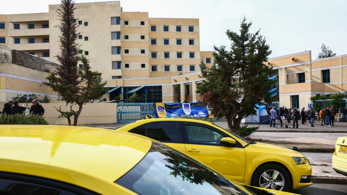 Συνεχίζεται η απεργία των ταξί, σε εξέλιξη η συγκέντρωση στο Υπουργείο Μεταφορών - Δείτε φωτογραφίες