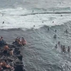 Τραγωδία με τέσσερις τουρίστες στην Ισπανία: Τους κατάπιαν τα κύματα στη φυσική πισίνα της Τενερίφης