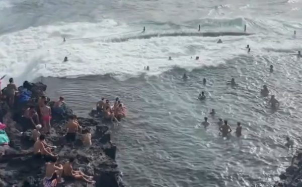 Τραγωδία με τέσσερις τουρίστες στην Ισπανία: Τους κατάπιαν τα κύματα στη φυσική πισίνα της Τενερίφης