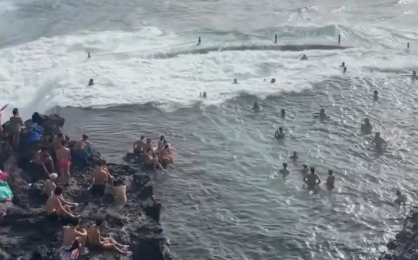 Τραγωδία με τέσσερις τουρίστες στην Ισπανία: Τους κατάπιαν τα κύματα στη φυσική πισίνα της Τενερίφης