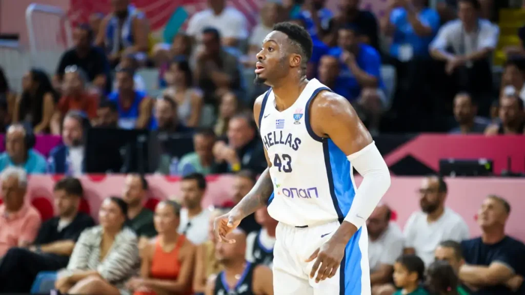 Θανάσης Αντετοκούνμπο: «Θα ερχόμουν σε Παναθηναϊκό ή Ολυμπιακό – Με τον Αταμάν θα όργωνα το γήπεδο, με τον Μπαρτζώκα θα ήμουν το χρυσό κλειδί»