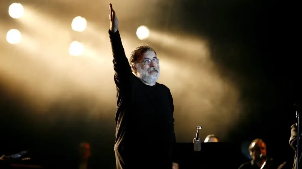 Θάνος Μικρούτσικος: Η σύζυγός του, Μαρία Παπαγιάννη εξομολογείται – «Ήταν ψύχραιμος, δεν μπορώ να πω ότι δεν φοβήθηκε, αλλά σε εμάς δεν το έδειξε»