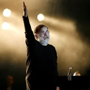 Θάνος Μικρούτσικος: Η σύζυγός του, Μαρία Παπαγιάννη εξομολογείται – «Ήταν ψύχραιμος, δεν μπορώ να πω ότι δεν φοβήθηκε, αλλά σε εμάς δεν το έδειξε»