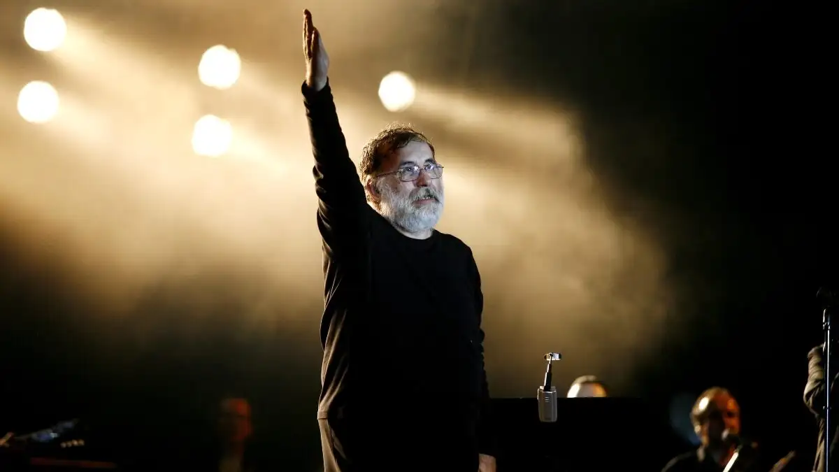 Θάνος Μικρούτσικος: Η σύζυγός του, Μαρία Παπαγιάννη εξομολογείται – «Ήταν ψύχραιμος, δεν μπορώ να πω ότι δεν φοβήθηκε, αλλά σε εμάς δεν το έδειξε»