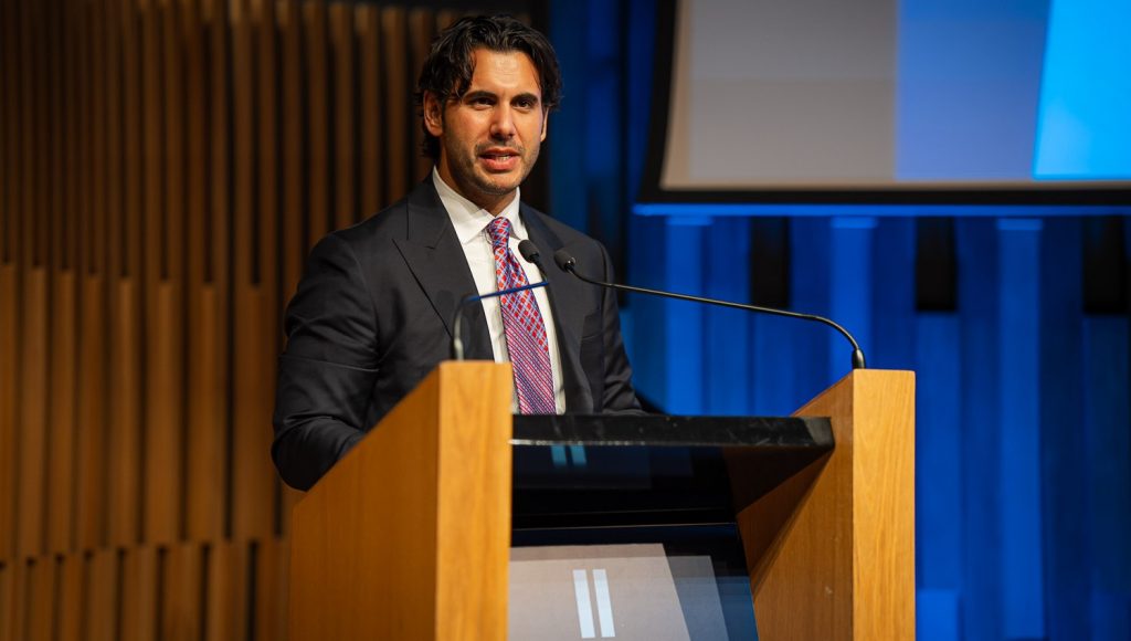 «Ο Τραμπ κουβαλά μέσα του τον Λεωνίδα» – Το μήνυμα του Χρήστου Μαραφάτσου από το Thermopylae Forum