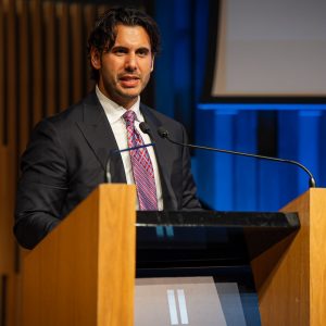 «Ο Τραμπ κουβαλά μέσα του τον Λεωνίδα» – Το μήνυμα του Χρήστου Μαραφάτσου από το Thermopylae Forum