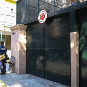 Θεσσαλονίκη: Επίθεση με μολότοφ σε περιπολικό της ΕΛΑΣ έξω από το τουρκικό προξενείο