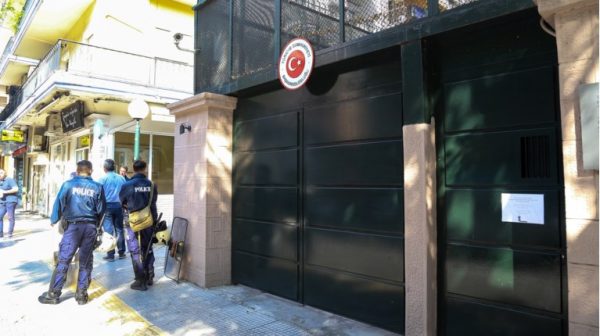 Θεσσαλονίκη: Επίθεση με μολότοφ σε περιπολικό της ΕΛΑΣ έξω από το τουρκικό προξενείο