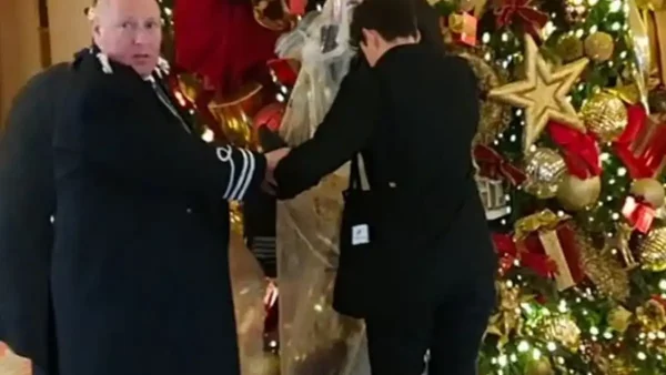 Ακτιβιστές άδειασαν σακούλες με κοπριά κάτω από το χριστουγεννιάτικο δέντρο του Ritz στο Λονδίνο