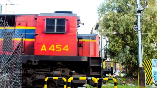 Θεσσαλονίκη: Συνελήφθη οδηγός λεωφορείου που αγνόησε τα σήματα και παρέσυρε μπάρες σε σιδηροδρομική διάβαση