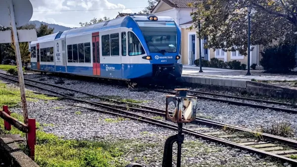 Καλάβρυτα: Αμαξοστοιχία της Hellenic Train σταμάτησε μεσ’ την μέση της διαδρομής για να βοηθήσει ορειβάτες που τους έκαναν σήμα
