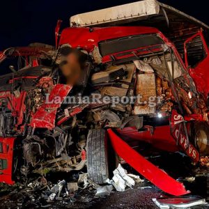 Σοβαρό τροχαίο έξω από την Αμφίκλεια - Συγκρούστηκαν δύο νταλίκες και ένα ΙΧ (ΦΩΤΟ-ΒΙΝΤΕΟ)