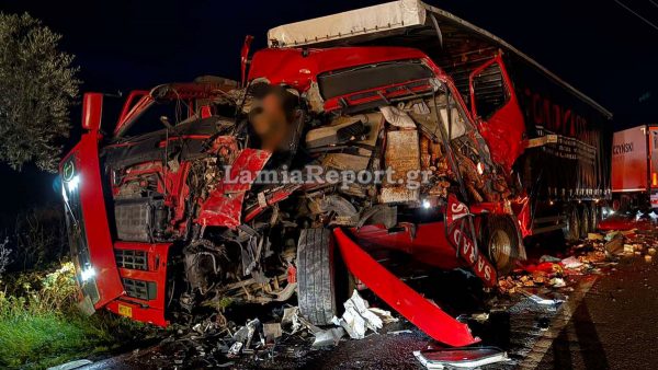 Σοβαρό τροχαίο έξω από την Αμφίκλεια - Συγκρούστηκαν δύο νταλίκες και ένα ΙΧ (ΦΩΤΟ-ΒΙΝΤΕΟ)