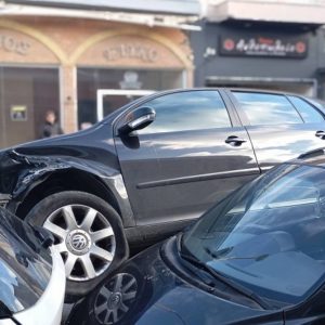 Απίστευτο τροχαίο: Αυτοκίνητο κατέληξε πάνω σε άλλα (ΦΩΤΟ)